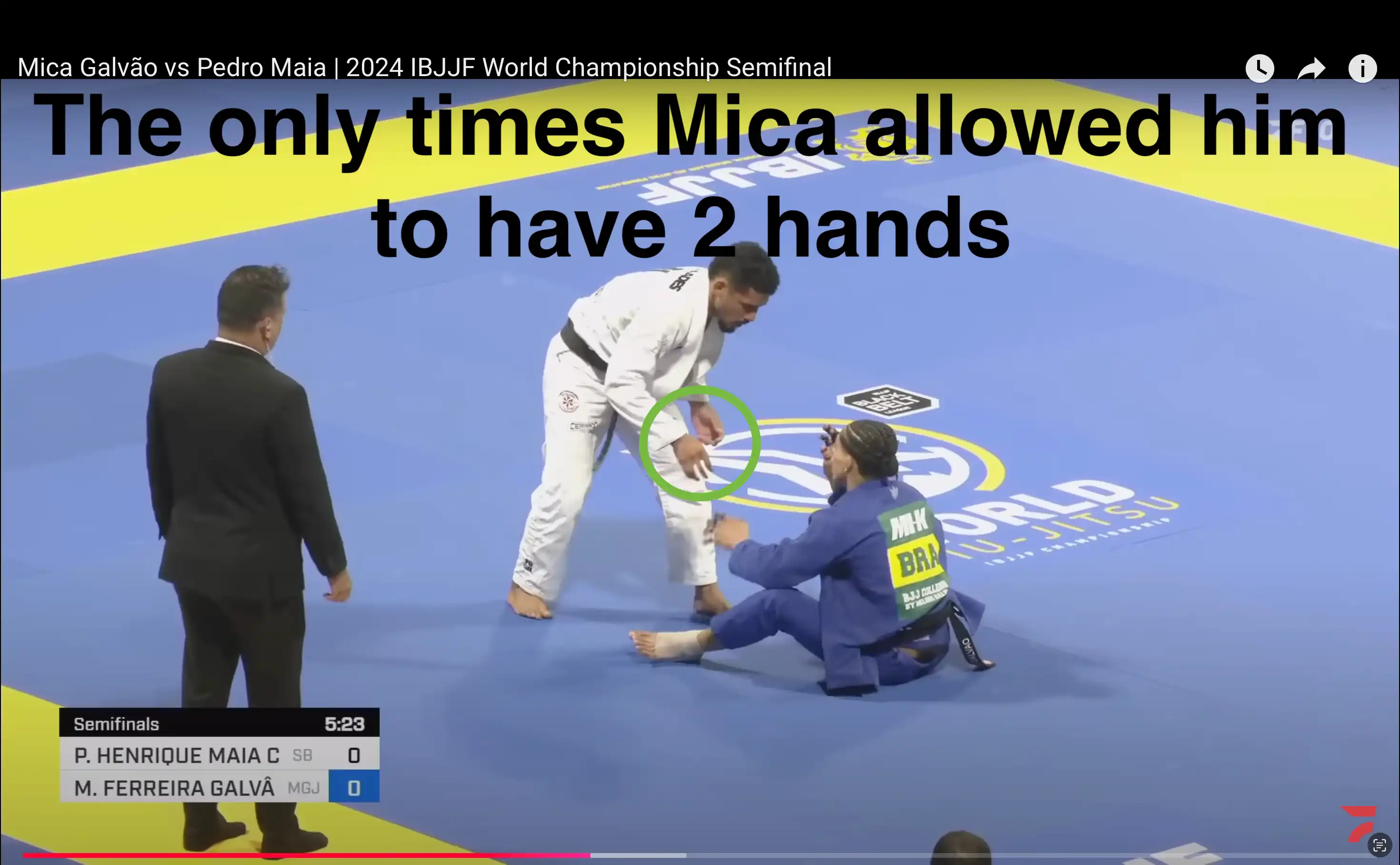 Pedro Maia, one of the rare occassions he has 2 hands free